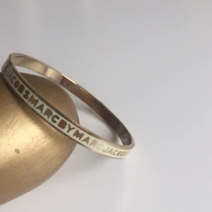 - Oanvänt Marc Jacobs armband i guld!