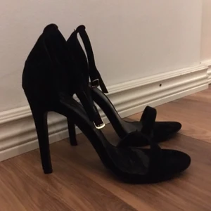  - Klackskor i storlek 38, från Boohoo. Använda en gång.