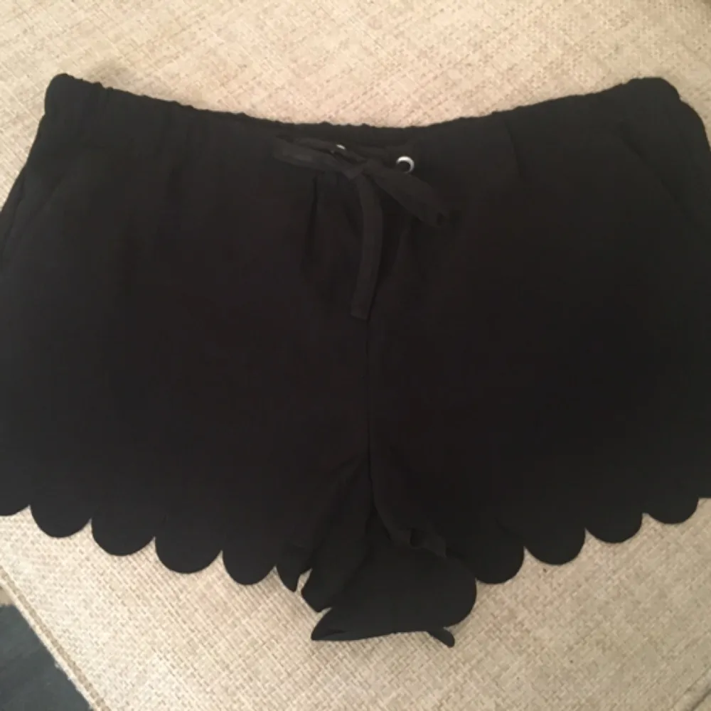 Säljer ett par oanvända söta shorts från HM. Passar storlek 36-38. Fina detaljer :). Shorts.