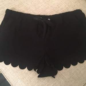 Säljer ett par oanvända söta shorts från HM. Passar storlek 36-38. Fina detaljer :)