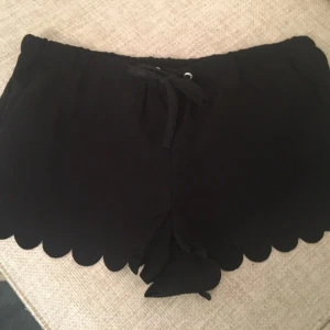  - Säljer ett par oanvända söta shorts från HM. Passar storlek 36-38. Fina detaljer :)