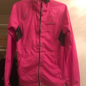  - Tunn löparjacka i fint skick.   Kan skickas mot frakt kostnad. 