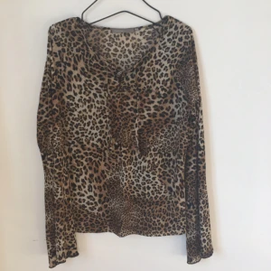  - Cool leopardtröja med knytning därfram och trumpetärmar 