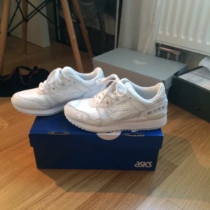  - Nya Asics gel lyte III. Använda en gång. Säljer pga fel storlek...
