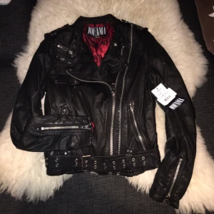  - Säljer en helt ny Kenza jacka, 3995 nypris. Helt bybors prislapp, pris kan diskuteras endast vid snabbaffär. Helt ny.