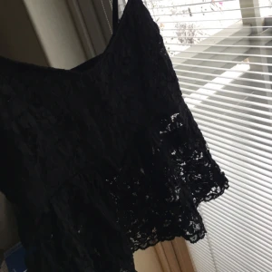  - Aldrig använd! Tröja i svart spetstyg från Bikbok. 