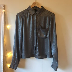  - Blus i silvrigt och lätt tyg från HM! 🦄

Knappt använd. 