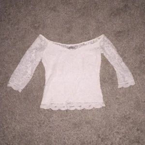  - En söt spetstopp från Bershka. Storleken är M men skulle snarare säga att den är S. 