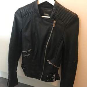 Leather jacket from Zara, only used a few times. Has a slimming fit. Äkta läder jacka från Zara som sitter figurformat på. 