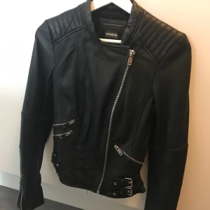  - Leather jacket from Zara, only used a few times. Has a slimming fit. Äkta läder jacka från Zara som sitter figurformat på. 