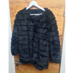  - Svar fuskpäls i bra skick som säljs då jag köpt en ny, perfekt till våren!