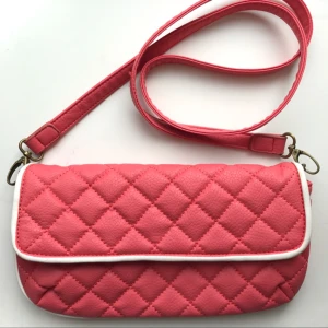  - Axelbandet är 113 cm och ej justrerbart men det är avtagbart så väskan kan användas som clutch också.  Stängs endast med en magnetknapp men finns ett dragkedjefack i fodret på insidan. Knappt använd