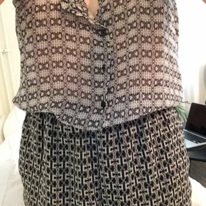  - Jumpsuit från zara. Fint skick förutom att två knappar är borta men det är nog lätt att sy dit nya.