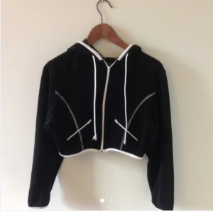  - Jättefin hoodie som går till midjan. Är i storlek M men passar nog även S och L, beror på hur man vill ha den.
