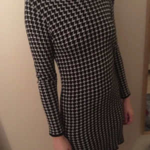  - Hundbensmönstrad klänning, nästan aldrig använd. 