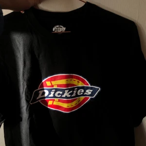 Dickies T-shirt  - T-shirt från märket dickies som jag själv croppat! Köpt på Carlings. Skriv för fler bilder🖤