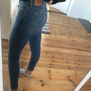 Levis jeans - Levis jeans i modellen 711 skinny säljes i storlek 27. 100kr+frakt. Skriv privat för fler bilder eller frågor😊