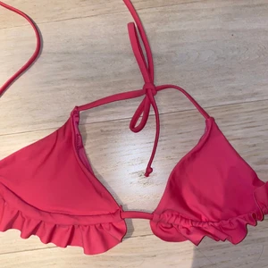 Oanvänd bikini  - En helt oanvänd bikini från nakd med prislapp kvar, i stolek M, super fin färg och modell 🥰 buda i kommentarerna, startpris 80 kr, kund står för frakten🌸kan skicka fler bilder om du är intreserad 