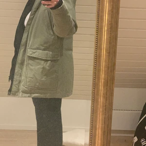 Vinterjacka - Militärgrön teckjacka med luva som både passar till vintern och höst. Köparen betalar frakt vid leverans🥰🥰🥰🥰