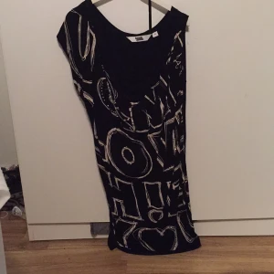  - En fin svart tunika med vittext på som används ett fåtal gånger.
75kr + frakt
(Kan få paketpris vid fler köp av mina kläder)
