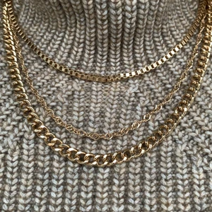 Guldhalsband med kedjor - Säljer detta superfina halsbandet med tre guldkedjor (de sitter ihop) från Weekday (tror jag) är inte i äkta guld, har aldrig använts då det inte riktigt är min stil💚 