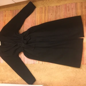 Svart kappa från weekday - Snygg och stilren kappa från weekday som varit ett av mina favoritplagg under många år. Perfekt till höst/ vinter. Kan mötas upp eller frakta. Köparen står för fraktkostnaden 