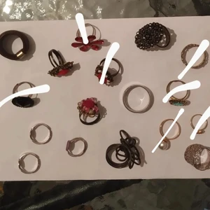 Olika ringar  - Massa olika ringar i olika storlekar! Jag har vanligtvis strlk 17 i ringar för referens! Pris inklusive frakt: 30kr styck, 2 för 40, 3 för 50🥰 alla (11 stycken) för 130 inklusive frakt! (De överstrukna är sålda<3)