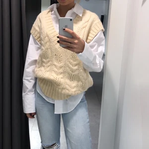 Beige väst från mango - Intressekoll om ngn är intresserad av denna skit fina beige aktiga västen! Skit snygg men aldrig använt fortfarnade kvar prislappen men glöm at av att lämna tbx och köpt en som jag gillar mer! Köpt för 400 kr på mongo. Helt slutsåld