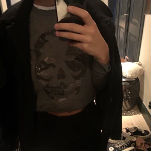 Zadig & voltaire kasmire tröja - Zadig tröja i storlek S, doxk två små hål på ena axeln men går lätt att laga! Framsidan av tröjan har pärlor på sig. Den är gjord av 100% Kashmir. Nypris idah är ungefär runt 4000kr