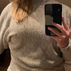 Grå polotröja - Supersnygg polotröjan med pingvinärmar, jätteskön och i perfekt skick! Knappt använd, funkar på allt mellan xs och large, beroende på hur man vill att den ska sitta. Kram💛💛