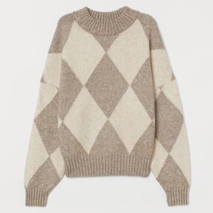 Stickad tröja  - Säljer min stickade tröja från HMs limiter edition kollektion med Pringle of Scotland. Sjukt snygg och bekväm. Sitter snyggt då den blir lite cropped på. 100kr + frakt eller bud🥰