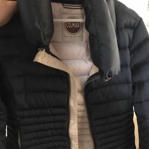 Colmar jacka - Storlek m, sparsamt använd, ingen luva men typ en krage, marinblå