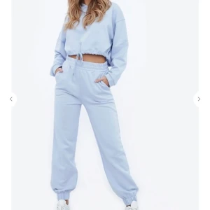 Chiquelle  - Säljer detta mysiga mjukis sätt från chiquelle då byxorna tyvärr för var för korta på mig, jag är ca 175. Super fin blå färg verkligen, helt oanvända då dom var för korta.🦋🦋🦋 Storlek S