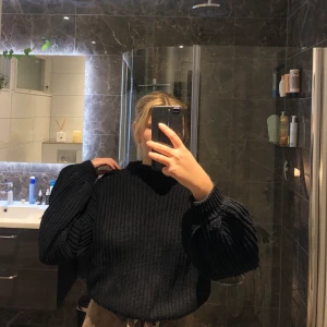 Stickadtröja - Jätte fin stickad från nakd! Inte min stil så därför jag säljer men är i jätte fint skick! Passar s-l beroende hur man vill den ska sitta, jag är s/m och den är i storlek M🖤🌸🌸