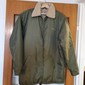 Levi's höst/vinterjacka - Vääääääldigt ball gammal Levis jacka med teddyfoder vid bröst/rygg (ej armar). I prima vintage skick, herr M och slutar precis under rumpan på mig som är 165 cm. Möts upp i st Eriksplan eller skickar för ca 100kr.