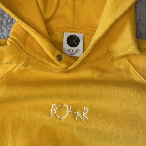 Polar skate - Gul polar skate hoodie i storlek S. Använd men fortfarande i fint skick, snöret är dock borta. Fortfarande mjuk och skön