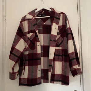 Zara jacka - Säljer denna i strl xs men lite oversized så passar S, bra skick!! Säljer för 216kr inkl frakt💜