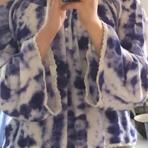 supersöt blus 💓 - jättefin blus från Bikbok i str.S!! Köptes för några år sedan och är sällan använd!                    Frakt tillkommer men kan även möttas up i Nyköping💓