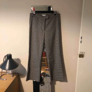  - strl 40 men med insydd midja. Lite stretchigt tyg, midjemått 76cm, innerbenslängd 65cm. kan mötas upp på söder eller skicka mot frakt💜