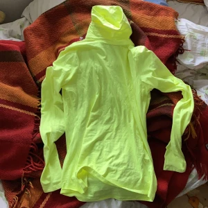 Polotröja - Skitsnygg neongul polotröja, aldrig använd! 