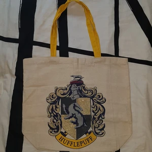 Hufflepuff väska - Rymlig tygväska som bara legat i min garderob. Köpt från primark och är använd 2-3 gånger