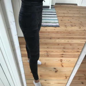Bagheera träningstights - Fina men använda träningstights från Bagheera. De har en mobilficka bak. Skriv privat för fler bilder eller frågor💕