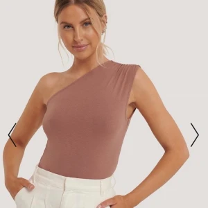 Rosa body från Na-kd  - Skiiitsnygg rosa body från Na-kd i xs! Använd 1 gång 🌸 säljer i både XS och S Frakt tillkommer!!!