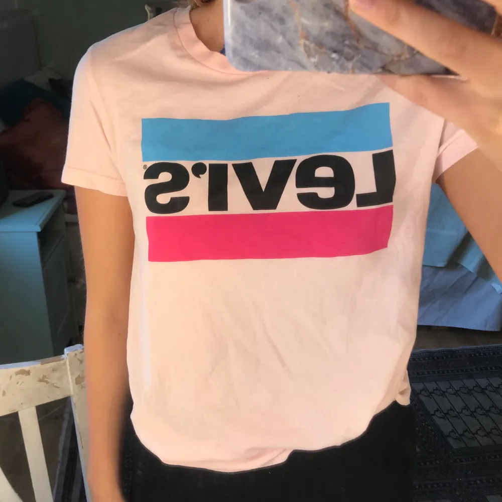 En jättefin ljusrosa Levis t-shirt 💗💗Den är som ny, Max använd 2ggr. . T-shirts.