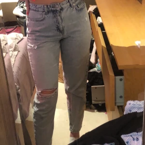 Jeans - Storlek S, jag är 170 därför liiite korta på mig, köpta för 400kr säljer för 175kr (köpare står för frakt) älskar dessa men behöver pengar annars hade jag behållt dem❤️