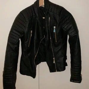 Chiquelle skinnjacka  - Säljer min älskade skinnjacka från Chiquelle som även väldigt populär. Den kan bli din🤩