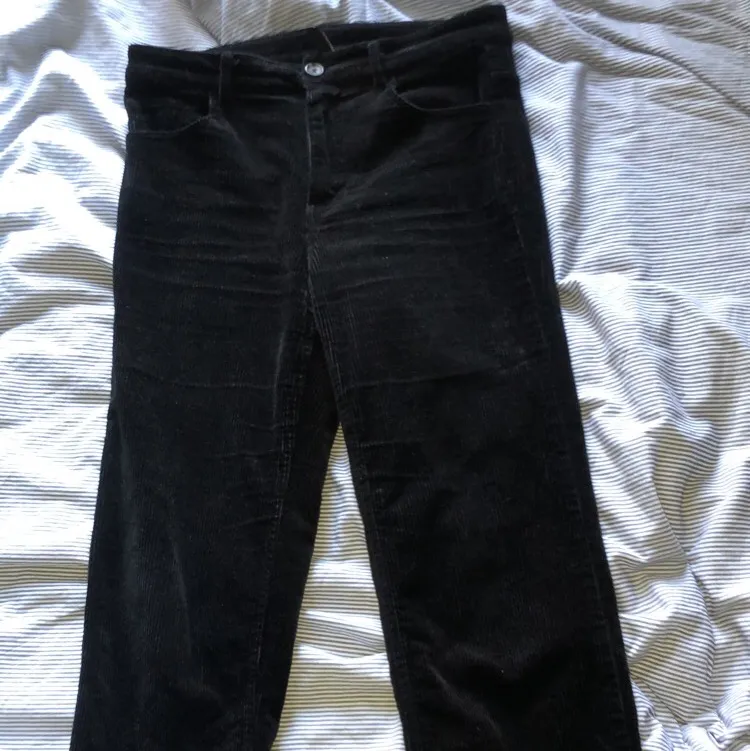 Svarta stretchiga manchesterbyxor i storlek 38 som knappt e använda då jag redan har ett par liknande så de är i mycket gott skick! Köpare står för frakt🥰. Jeans & Byxor.