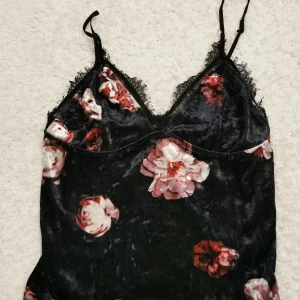 Linne  - Snyggt linne i sammets aktigt tyg från bikbok. Storlek xs 