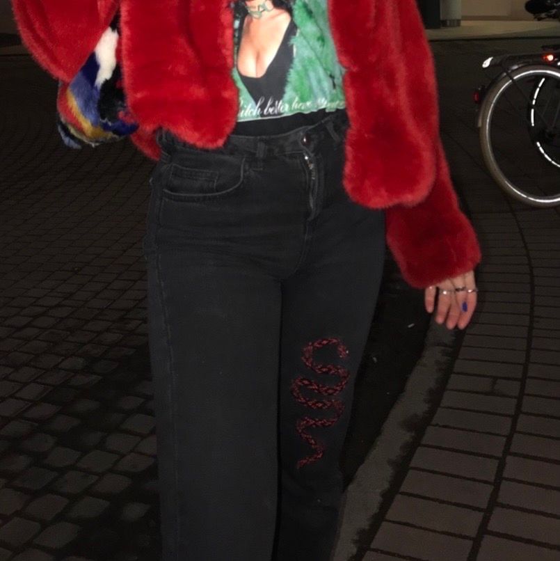 FRI FRAKT! Svarta jeans från NAKD med ormbroderi på ena benet. Flitigt använda men i bra skick! Längdmässigt skulle jag säga att ca165cm passar, jag är 168 och de är lite korta på mig. Köparen står för frakten! Skriv på chatten för frågor/fler bilder. Jeans & Byxor.