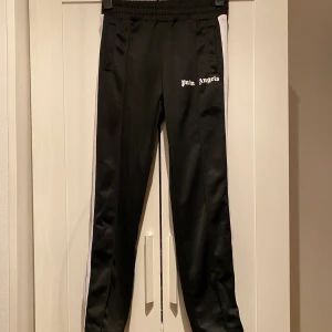 Palm Angels Trackpants - Palm Angels Trackpants i storlek M. Condition 9/10. Pris kan diskuteras. Köpta second hand i London. Nypris $530 (ca 4700kr)